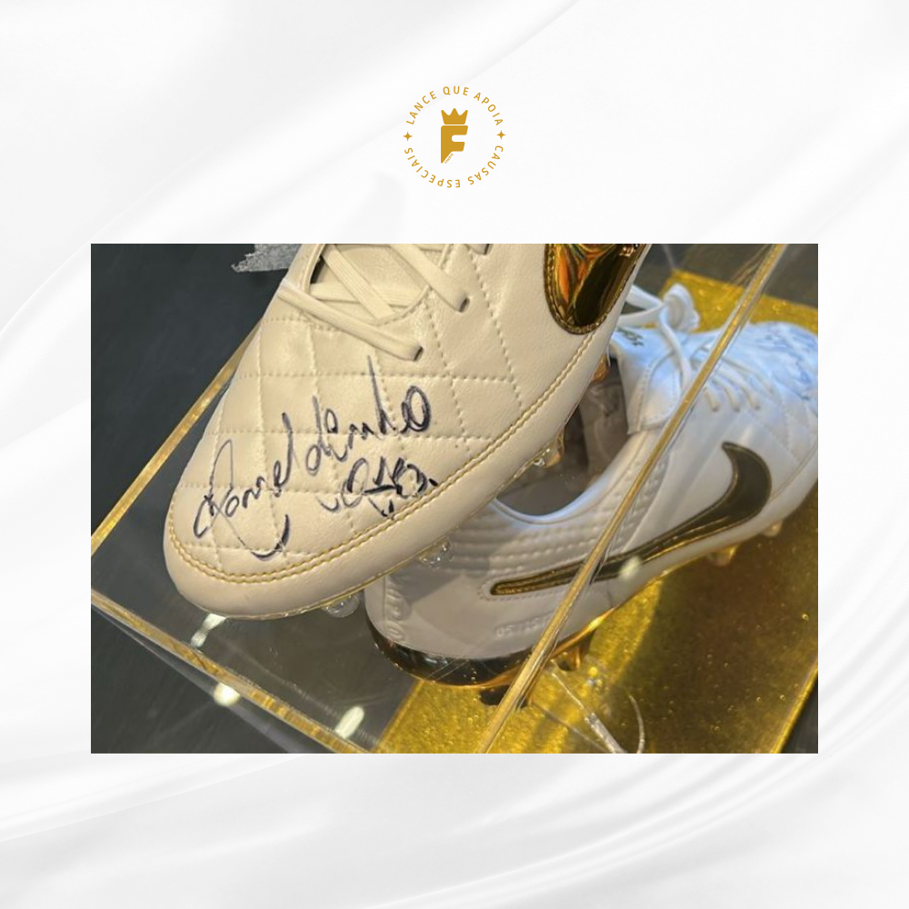 Chuteira Nike tiempo Remake white/gold autografada Ronaldinho Gaúcho