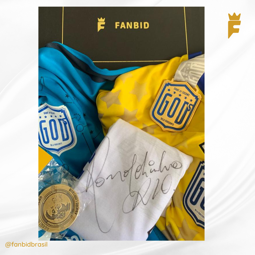 Box exclusiva oficial jogo Amigos Ronaldinho vs Amigos Penta com camisa autografada por Ronaldinho Gaucho