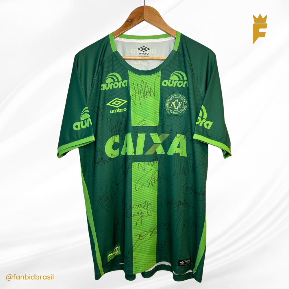 Camisa oficial da Chapecoense 2016, autografada por todo elenco