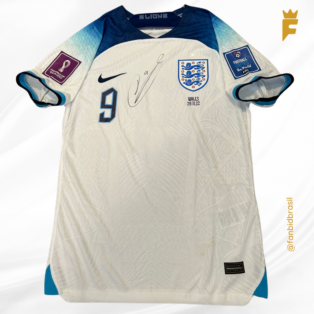 Camisa oficial da Inglaterra Copa do Mundo 2022 versão jogador, uniforme I. Autografada a mão frente e costas, por Harry Kane 