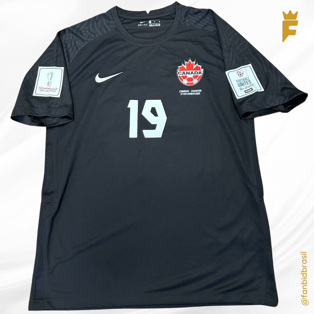 Camisa oficial do Canadá Copa do Mundo 2022 de jogo, uniforme III. Autografada a mão por Alphonso Davies