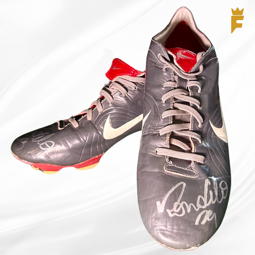 Chuteira Nike Mercurial Vapor II Copa do Mundo 2002 modelo usado por R9, Ronaldo Fenômeno autografada